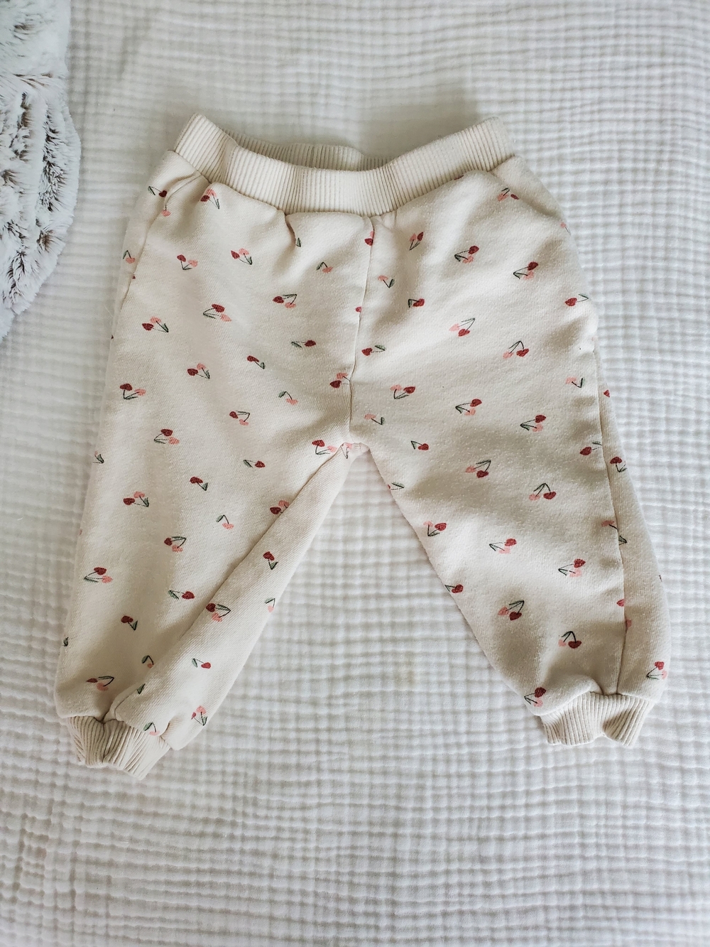 Rabbit + Bear Organic Cotton Cream Cherry-Print Toddler Sweatpants